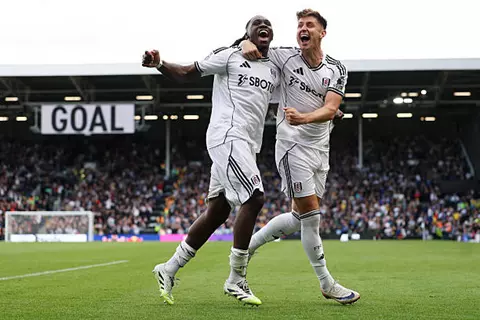 نيران صديقة في الـ+90.. فولهام يهزم ليدز بالدوري الإنجليزي